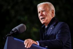 <p>　２６日、米南部バージニア州での集会で州知事選の民主党候補を応援するバイデン大統領（ロイター＝共同）</p>