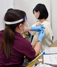 <p>　さいたま市の会場で新型コロナウイルスワクチンを接種する中３の女子生徒＝７日</p>