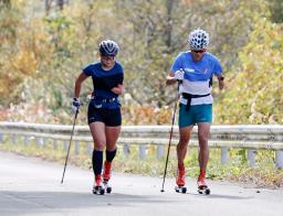 <p>　北京冬季パラリンピックのノルディックスキー距離立位で代表入りを目指し、男子代表の新田佳浩（右）と練習に励む女子の阿部友里香＝青森県東北町</p>