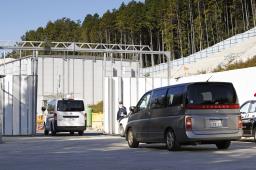 <p>　事故があったリニア中央新幹線瀬戸トンネルの非常口付近に入る車両＝２８日午前８時５４分、岐阜県中津川市</p>