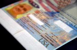 <p>　米国務省が発行した性的少数者らの多様な性自認に対応したパスポート。性別欄に男女どちらでもない「Ｘ（エックス）」と記されている＝２７日、コロラド州（ＡＰ＝共同）</p>