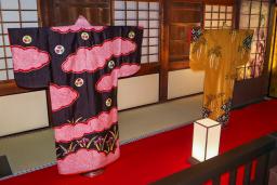 <p>　報道陣に公開された姫路城で特別展示される千姫の復元着物＝２８日午前、兵庫県姫路市</p>