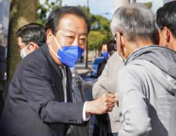 <p>　衆院選候補者の応援に駆け付け、有権者らとタッチする立憲民主党の野田元首相＝２６日、高松市</p>