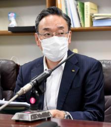 <p>　黒染め指導の違法性を認めなかった大阪高裁判決を受け、記者会見する大阪府教育庁教育振興室高等学校課の西川英男課長補佐＝２８日午後、大阪市</p>