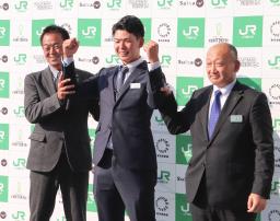 <p>　巨人の水野スカウト部長（左）から指名あいさつを受けたＪＲ東日本の山田龍聖投手（中央）＝２８日、東京都内</p>