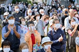 <p>　衆院選終盤、街頭演説に拍手する有権者ら＝２８日午後、高知市</p>