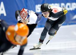 <p>　女子１５００メートル決勝　７位の菊池純礼（右）＝名古屋市ガイシプラザ</p>