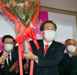 <p>　広島３区で当選を決め、花束を受け取る公明党の斉藤鉄夫国交相＝３１日夜、広島市</p>