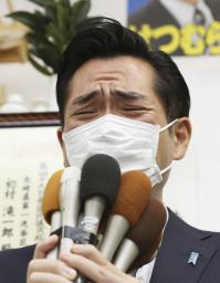 <p>　長崎１区で敗北し、敗戦の弁を述べる自民党の初村滝一郎氏＝３１日夜、長崎市</p>