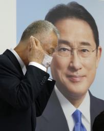 <p>　自民党総裁の岸田首相のポスターと甘利幹事長＝３１日午後８時４３分、東京・永田町の党本部</p>