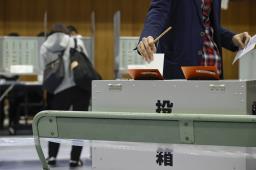 <p>　衆院選で投票箱に投じられる票＝３１日午前７時３２分、大阪市</p>