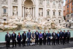 <p>　Ｇ２０サミットに参加し、トレビの泉の前で記念撮影する各国首脳＝３１日、ローマ（ゲッティ＝共同）</p>
