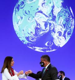<p>　ＣＯＰ２５議長から議長職を引き継いだシャーマＣＯＰ２６議長（右）＝３１日、英グラスゴー（ロイター＝共同）</p>