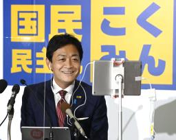 <p>　インターネットメディアのインタビューで笑顔を見せる国民民主党の玉木代表＝３１日午後１１時１８分、東京・平河町の党本部</p>