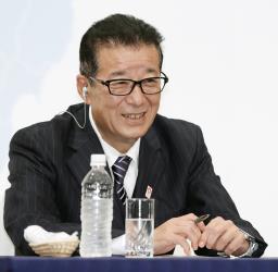 <p>　テレビ局のインタビューで笑顔を見せる日本維新の会の松井代表＝３１日午後１１時３分、大阪市内のホテル</p>