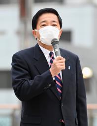 <p>　衆院選から一夜明け、通勤客らにあいさつする自民党の長島昭久氏＝１日朝、京王線府中駅前</p>