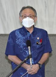 <p>　報道陣の取材に応じる沖縄県の玉城デニー知事＝１日午前、県庁</p>