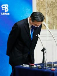 <p>　記者団の取材に応じた立憲民主党の福山幹事長＝１日午前、国会</p>