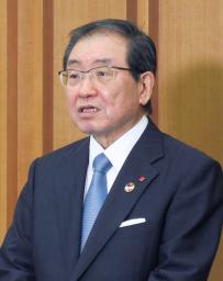 <p>　記者団の取材に応じる経団連の十倉雅和会長＝１日午後、東京都千代田区</p>