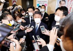 <p>　岸田首相との会談後、取材に応じる茂木外相＝１日午後、東京・永田町の自民党本部</p>