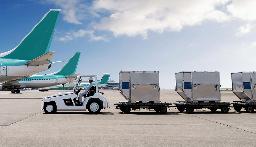 <p>　豊田自動織機が発売した空港で貨物をけん引する電動トラクターのイメージ</p>