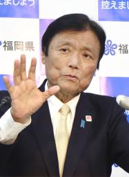 <p>　福岡県庁で記者会見する小川洋知事＝１月</p>