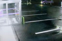 <p>　２０１０年１１月に石川県加賀市で発生した強盗殺人事件で、事件の約５分前にコンビニの駐車場にトラック（右奥）が入った様子を捉えた防犯カメラの画像（石川県警提供）</p>