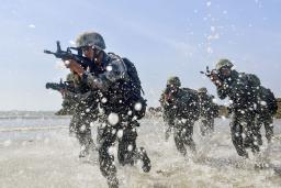 <p>　２０２０年７月、演習を行う中国軍の兵士（新華社＝共同）</p>