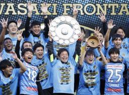 <p>　２年連続４度目のリーグ優勝を決め、喜ぶ鬼木達監督（中央）とサッカーＪ１川崎の選手たち＝３日、川崎市等々力陸上競技場</p>
