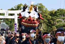 <p>　「唐津くんち」で市街地を巡行する最古の曳山「赤獅子」＝３日午前、佐賀県唐津市</p>