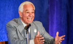 <p>　市長選の討論会で話すバレンタイン氏＝１０月、米コネティカット州スタンフォード近郊（ＡＰ＝共同）</p>