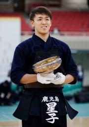 <p>　初優勝を果たし、笑顔を見せる星子啓太＝日本武道館</p>