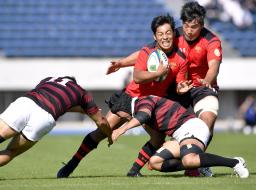 <p>　帝京大―早大　前半、ボールを持って突進する帝京大・白国＝駒沢</p>