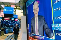 <p>　ニューヨーク証券取引所に設置されたテレビに写るＦＲＢのパウエル議長＝３日（ＡＰ＝共同）</p>