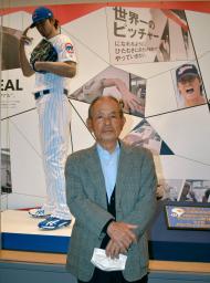 <p>　特別展を訪れたダルビッシュ有投手が少年時代に所属した野球チームを率いている山田朝生さん＝４日午前、大阪府羽曳野市役所</p>