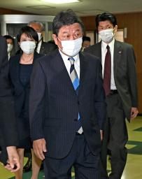 <p>　自民党の総務会に臨む茂木外相＝４日午前、東京・永田町の党本部</p>