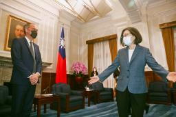 <p>　４日、台湾総統府で訪問団代表のグリュックスマン欧州議員（左）に歓迎の意を表する蔡英文総統＝台北（中央通信社＝共同）</p>
