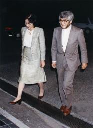 <p>　１９９１年１０月、紀子さまが出産された際、お見舞いで宮内庁病院に入る両親の川嶋辰彦氏（右）と和代さん</p>