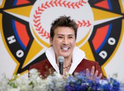 <p>　就任の記者会見をするプロ野球日本ハムの新庄剛志新監督＝４日午後、札幌市</p>