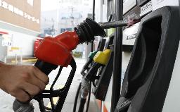 <p>　ガソリンスタンドの給油ノズル＝２０１８年１０月、東京都北区</p>