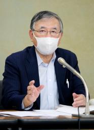 <p>　自殺した佐川急便の男性社員について記者会見で話す、遺族代理人の川人博弁護士＝４日午後、東京都内</p>
