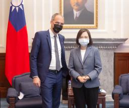 <p>　台湾総統府で会談した蔡英文総統（右）とグリュックスマン欧州議員＝４日、台北（総統府提供・共同）</p>
