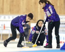 <p>　カーリング女子代表決定戦で、ショットを放つロコ・ソラーレの藤沢（中央）＝９月、稚内市みどりスポーツパーク</p>
