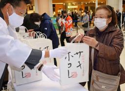 <p>　先行販売が始まった秋田県の新高級ブランド米「サキホコレ」を購入する人＝６日午前、秋田市</p>