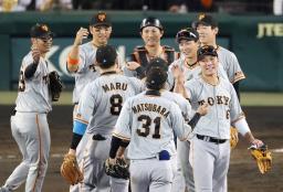 <p>　阪神に勝利し、喜ぶ巨人ナイン＝甲子園</p>