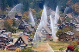 <p>　世界文化遺産に登録されている岐阜県白川村の白川郷で、合掌造り集落の火災に備えて実施された放水訓練＝７日午前</p>