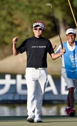 <p>　通算１６アンダーで優勝し、ガッツポーズする浅地洋佑＝ＡＢＣ・ＧＣ</p>