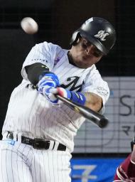 <p>　７回ロッテ２死、マーティンが右越えに同点ソロを放つ＝ＺＯＺＯマリン</p>