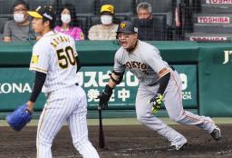 <p>　３回巨人２死満塁、丸が右前に２点打を放つ。投手青柳＝甲子園</p>