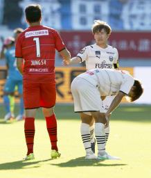 <p>　鳥栖に敗れ、肩を落とす川崎イレブン＝駅スタ</p>